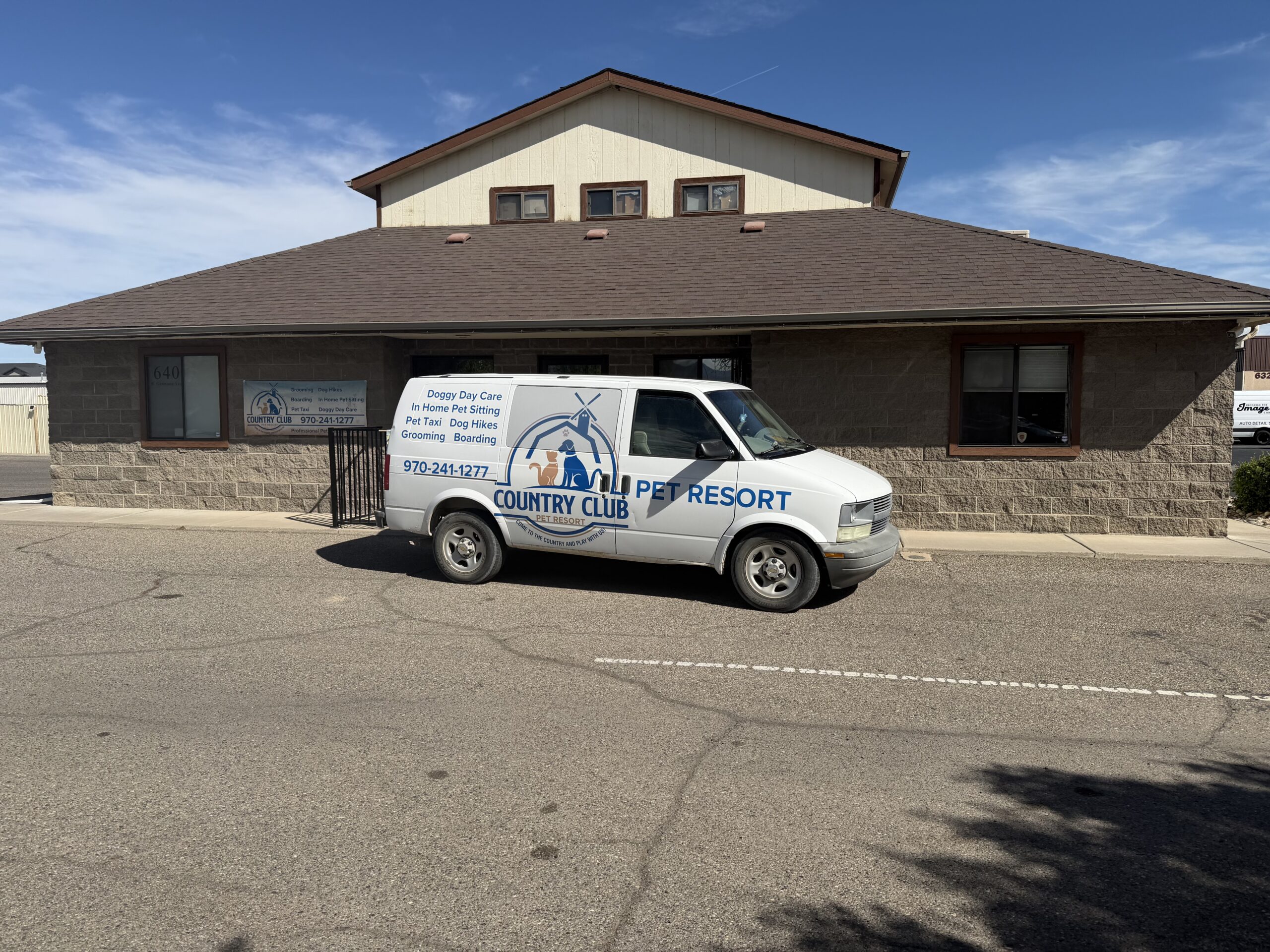Country Club Pet Resort Van
